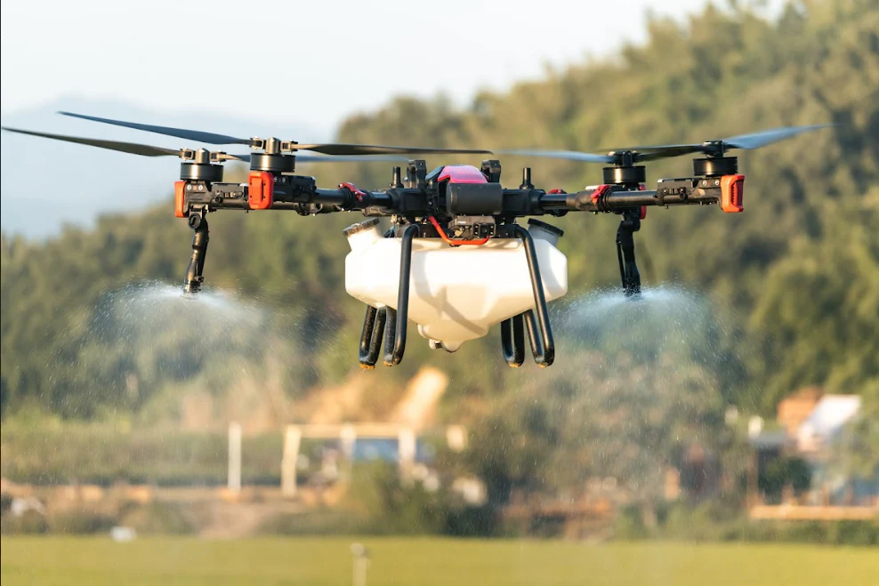 P100 PRO XAG - Dron insignia 50L con radar 4D y sistema de pulverización inteligente.