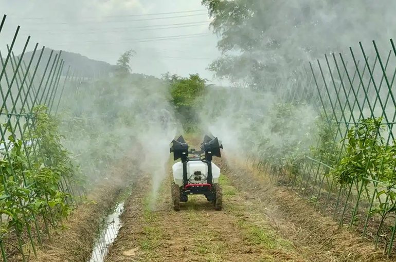 R100 XAG - Robot terrestre autónomo para transporte y aspersión en campo.